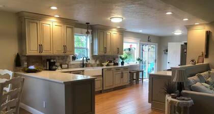 - POOL & HOT TUB - Light, Open, Cozy & Stylish Home