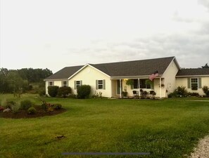 Exterior - - POOL & HOT TUB - Light, Open, Cozy & Stylish Home (Lebanon)