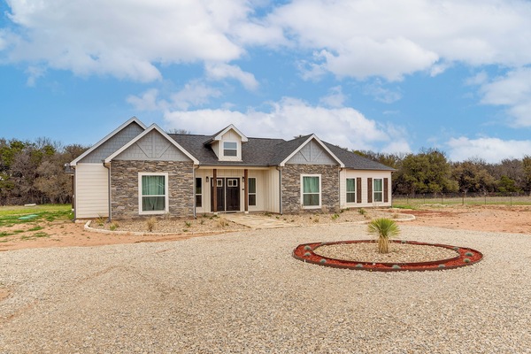 Palo Pinto Vacation Rental | 3BR | 3BA | 2,700 Sq Ft | 2 Steps to Enter