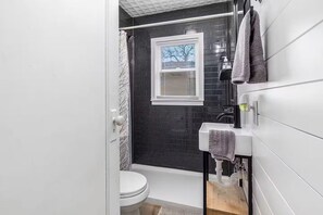 Douche, serviettes fournies, savon, papier de toilette