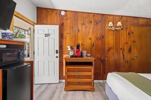 1 bedroom, iron/ironing board, WiFi, bed sheets - Cozy Queen Retreat | Hotel Stay (Hendersonville)