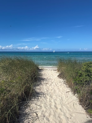 På stranden