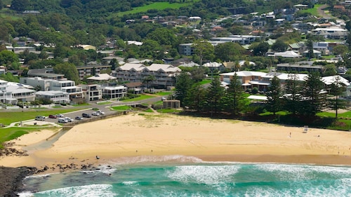 Pet Friendly 3BR Beachside Escape – 200m to Surf Beach