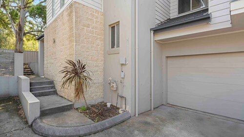 Pet Friendly 3BR Beachside Escape – 200m to Surf Beach