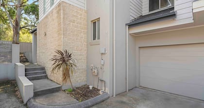 Pet Friendly 3BR Beachside Escape – 200m to Surf Beach