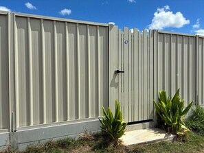 Property grounds - 3-bedrooms, Kitchenette, Washing Machine - Sunnybank Hills Serenity Suite (Sunnybank Hills)