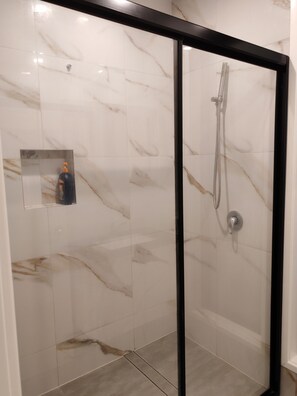 Shower, hair dryer, towels, toilet paper - 3-bedrooms, Kitchenette, Washing Machine - Sunnybank Hills Serenity Suite (Sunnybank Hills)