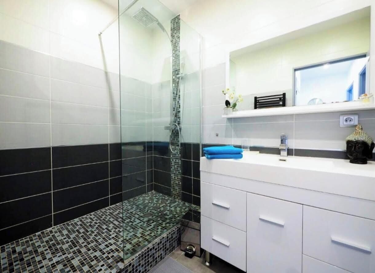 Haartrockner, Handtücher, Seife, Toilettenpapier