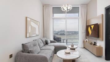 Luxury Apartment, Balcony, City View | Ruang tamu | 65 inci sebuah televisyen pintar dengan kabel