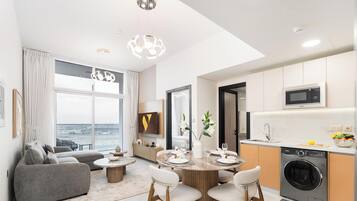 Luxury Apartment, Balcony, City View | Makan dalam bilik