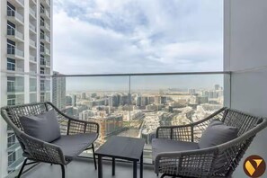 Luxury-Apartment, Balkon, Stadtblick | Balkon