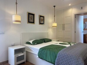 3 habitaciones, tabla de planchar con plancha, wifi y ropa de cama 
