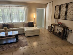 Smart TV - Lovely 3-bedroom heated pool house with AC in vibrant Melbourne (Melbourne)