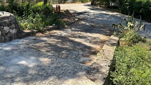 A paved pathway with stone walls and greenery on both sides. - Casa Estrella - Natural Mountain Retreat (Dénia)