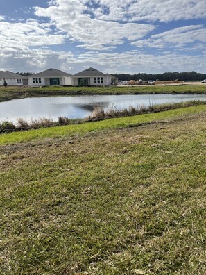 Property grounds - 3-bedroom house in welcoming Palm Coast with AC comfort (Palm Coast)