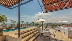 A rooftop terrace with a swimming pool, outdoor seating, and city views. - ¡Nuevo TopSpot®! Dúplex PH en el corazón histórico (Cartagena de Indias)