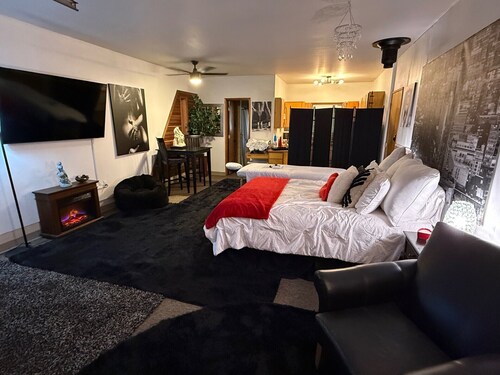 Rest Relax Rendezvous - Your Romantic Getaway! Studio in soothing Vancouver!