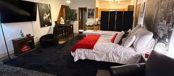 Rest Relax Rendezvous - Your Romantic Getaway! Studio in soothing Vancouver!