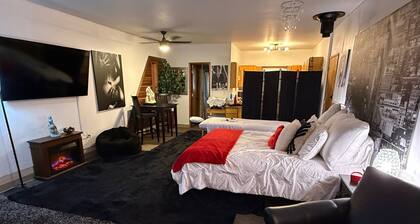 Rest Relax Rendezvous - Your Romantic Getaway! Studio in soothing Vancouver!