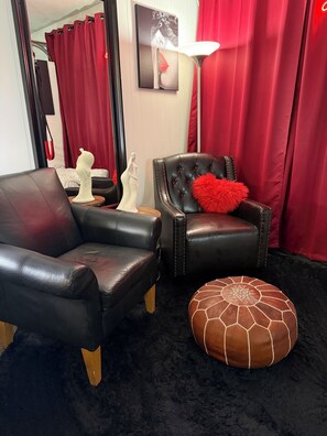 Interior - Rest Relax Rendezvous - Your Romantic Getaway! Studio in soothing Vancouver! (Vancouver)