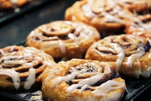 Eine Schale Zimtschnecken mit Zuckerguss.