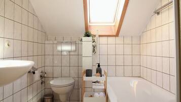 Haartrockner, Handtücher, Seife, Toilettenpapier