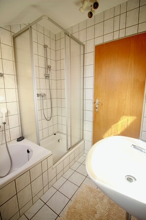 Haartrockner, Handtücher, Seife, Toilettenpapier