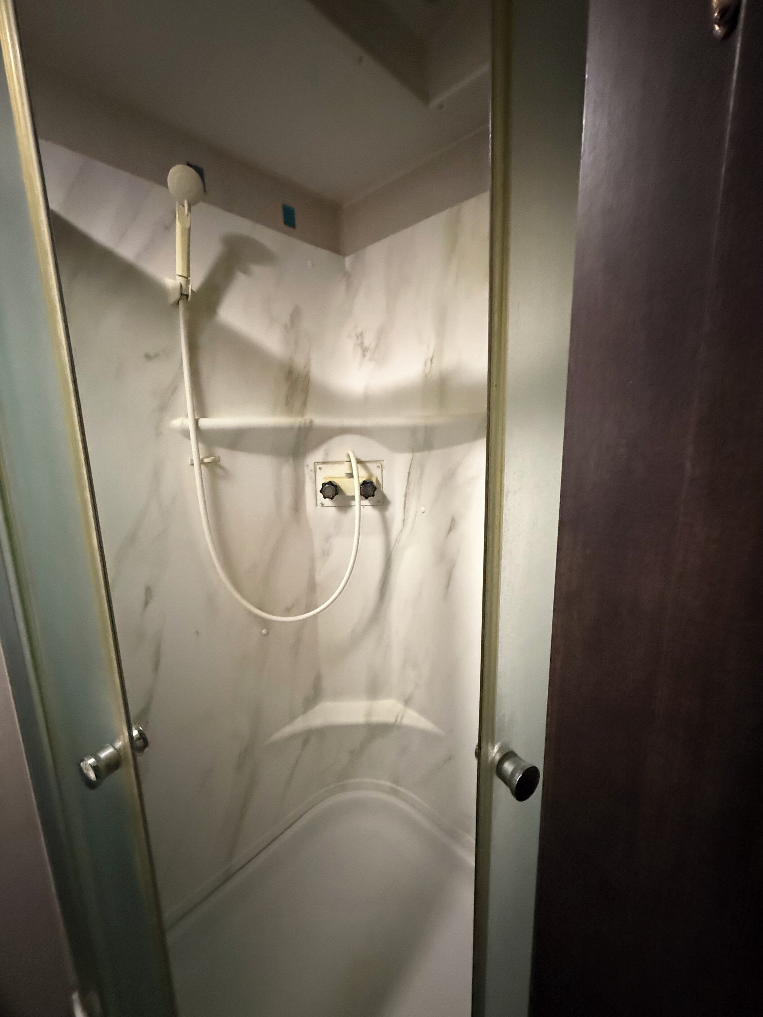 Regadera, toallas, jabón, papel de baño 