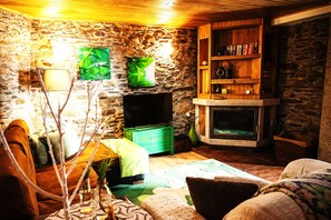 Televisión, chimenea, videojuegos y reproductor de DVD 