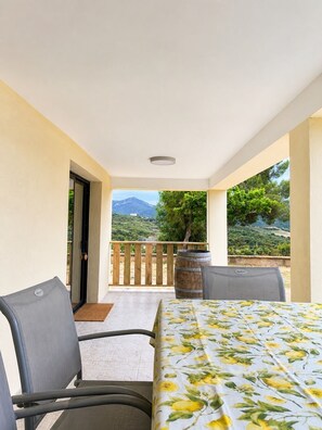 Outdoor dining - F2 in Capo di Feno - Nature, beach and jacuzzi (Ajaccio)