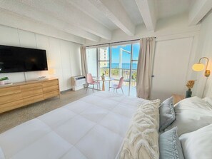 Room - The Cutty Sark: Beach Views, Balcony, on Atlantic Avenue (Virginia Beach)