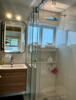 Shower, hair dryer, towels, soap - Modern Studio Close to Brickell (Miami)