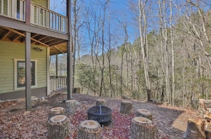 Terrace/patio - Fabulous 4BR/BA + Dens/ Renovated Lake Glenville, 15 to Cashiers (Glenville)