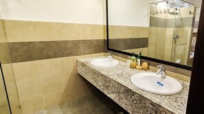 Shower, jetted bath, hair dryer, towels - Emaar Apartment – 2 Bed (Sea Facing, Higher Floor) (Karachi)