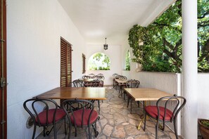 Outdoor dining - Hotel Dubrava (Budva)