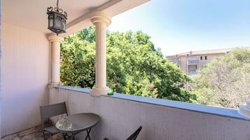 Apartamento Confort, balcón | Balcón