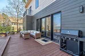 Une terrasse avec un barbecue et du mobilier d’extérieur.