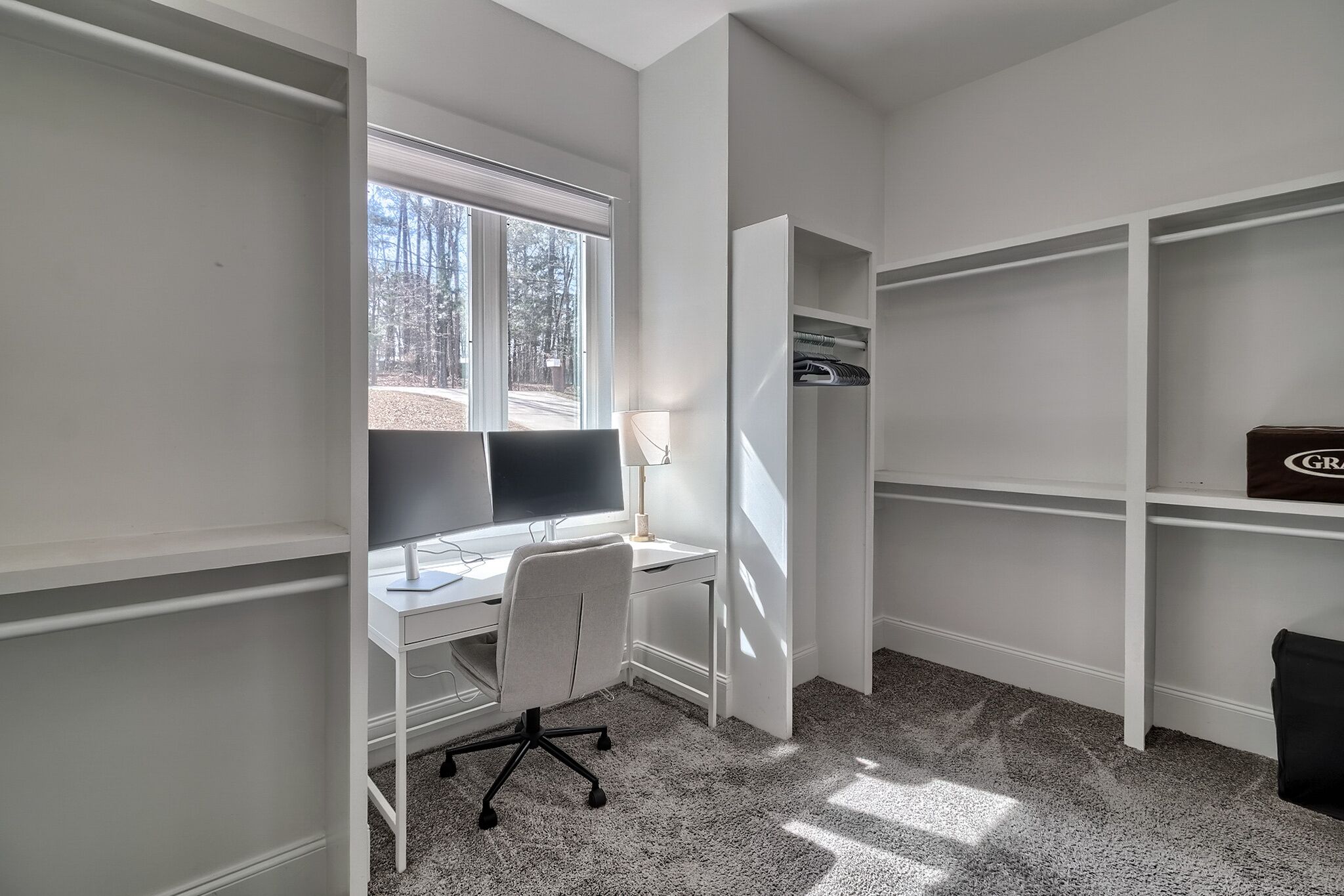 Un espace de bureau moderne comprenant un bureau, une chaise et des étagères.
