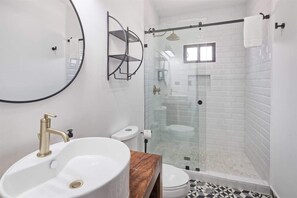 Shower, hair dryer, shampoo - Contemporary In-Town Home with Pool Casa Cactus (Puerto Peñasco)