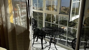 A balcony with a table and chairs, overlooking a coastal view. - CHL Mayoysa Vista mar en Bre a Baja La Palma (Brena Baja)