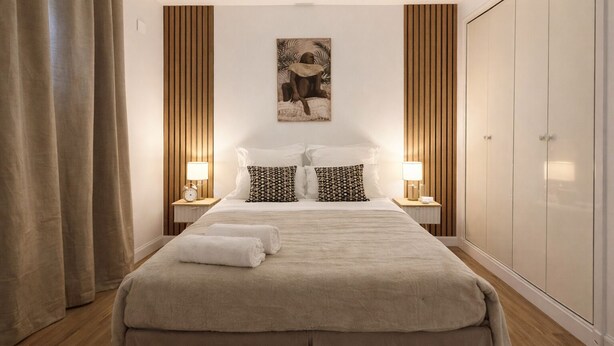 A hotel room with a large bed, two bedside tables with lamps, a wardrobe, and a painting on the wall. - Douce parenthèse - T2 Cosy & warm Montélimar station center within walking distance (Montélimar)
