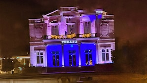 A multi-story building with illuminated signage and a balcony. - Douce parenthèse - T2 Cosy & warm Montélimar station center within walking distance (Montélimar)