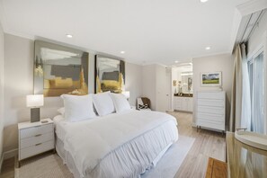1 habitación, escritorio, tabla de planchar con plancha y cuna de viaje 