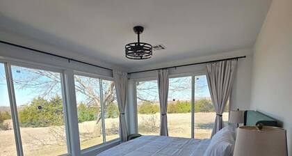Adorable 2BR Townhome Near Medicine Park, Mountain Views & Fire Pit
