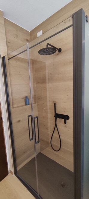 Dusche, Haartrockner, Bidet, Handtücher
