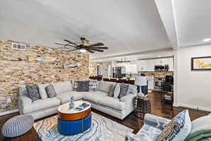 Smart TV, books - Central Galveston Home + Hot Tub + Private Balcony (Galveston)