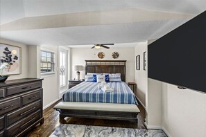4 bedrooms, iron/ironing board, travel cot, free WiFi - Central Galveston Home + Hot Tub + Private Balcony (Galveston)