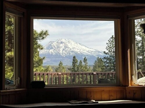 30 Night Minimum, Shasta View Villa