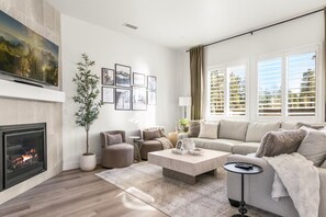 Smart TV y chimenea 
