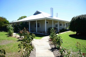 Exterior - Renovated period home - close to shops, pubs, restaurants and the Murray River (Tocumwal)